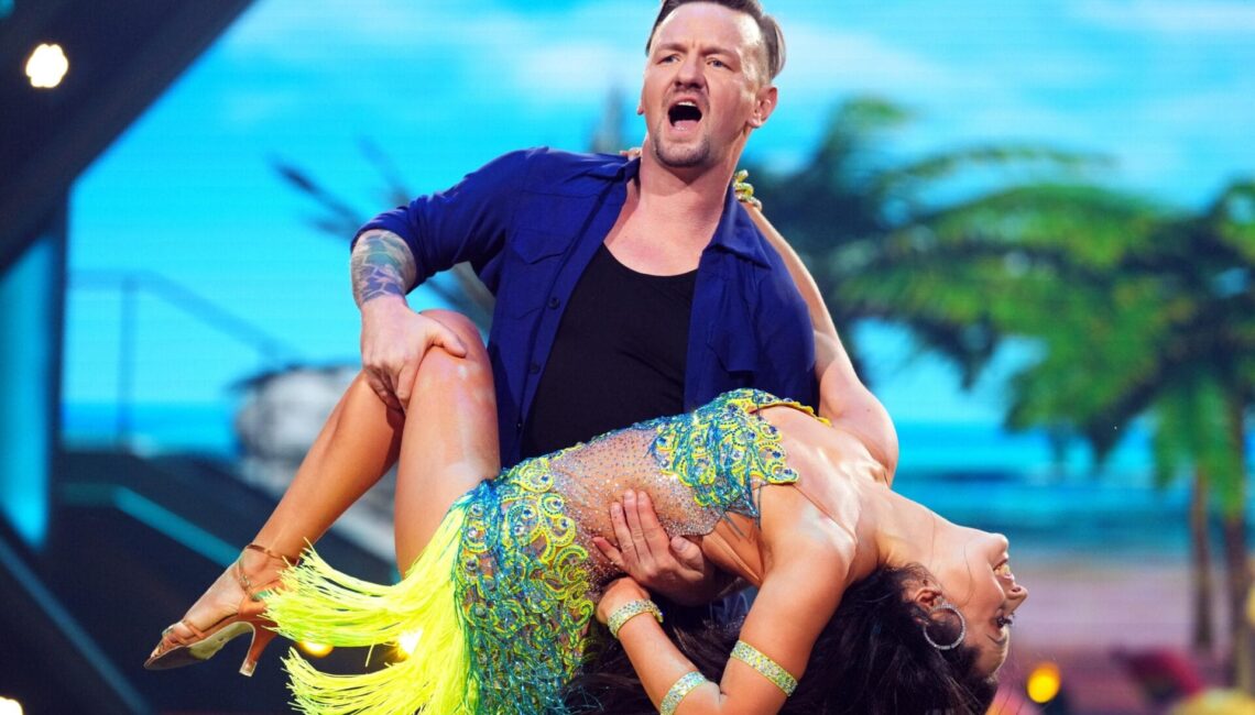 Ben Zucker und Malika Dzumaev tanzen Cha Cha Cha.

+++ Die Verwendung des sendungsbezogenen Materials ist nur mit dem Hinweis und Verlinkung auf RTL+ gestattet. +++