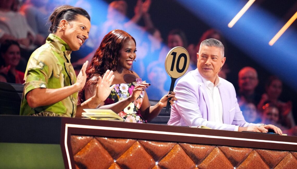 Die Jury mit Jorge González (l.), Motsi Mabuse und Joachim Llambi.

+++ Die Verwendung des sendungsbezogenen Materials ist nur mit dem Hinweis und Verlinkung auf RTL+ gestattet. +++