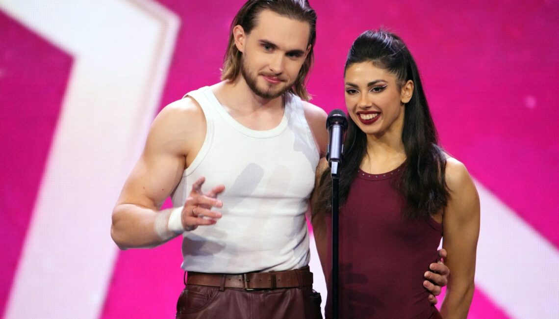 Duo Stardust - Yevhenii Yemelianenko und Vlada Kamyshnikova aus Spanien  präsentieren Rollerskating-Akrobatik und Aerialperformance.


+++ Die Verwendung des sendungsbezogenen Materials ist nur mit dem Hinweis und Verlinkung auf RTL+ gestattet. +++