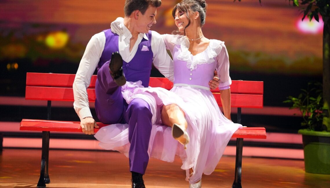 Taliso Engel und Patricija Ionel tanzen Slowfox.

+++ Die Verwendung des sendungsbezogenen Materials ist nur mit dem Hinweis und Verlinkung auf RTL+ gestattet. +++