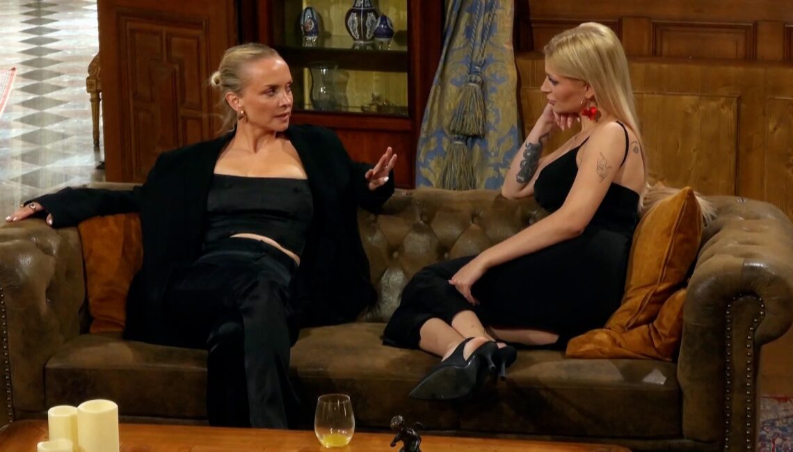Janin Ullmann (l.) und Marie Reim im Gespräch. Janin versucht die anderen zu überzeugen, dass sie Loyal ist.

+++ Die Verwendung des sendungsbezogenen Materials ist nur mit dem Hinweis und Verlinkung auf RTL+ gestattet. +++