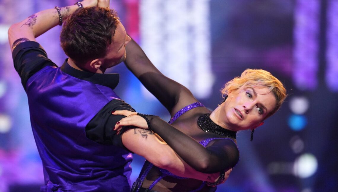 Jeanette Biedermann und Vadim Garbuzov tanzen Langsamer Walzer.

+++ Die Verwendung des sendungsbezogenen Materials ist nur mit dem Hinweis und Verlinkung auf RTL+ gestattet. +++