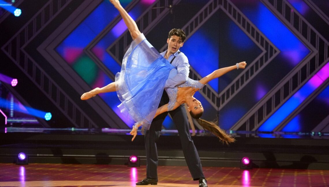 Diego Pooth und Ekaterina Leonova tanzen Quickstep.

+++ Die Verwendung des sendungsbezogenen Materials ist nur mit dem Hinweis und Verlinkung auf RTL+ gestattet. +++