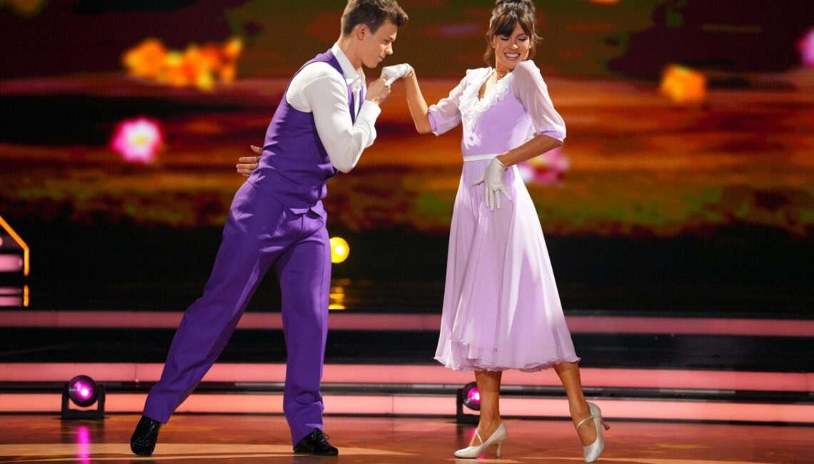 Taliso Engel und Patricija Ionel tanzen Slowfox.

+++ Die Verwendung des sendungsbezogenen Materials ist nur mit dem Hinweis und Verlinkung auf RTL+ gestattet. +++