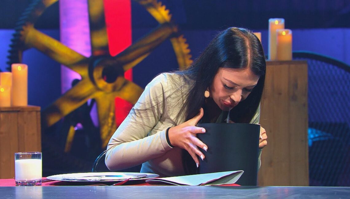 Vanessa muss beim ekel Spiel kotzen

+++ Die Verwendung des sendungsbezogenen Materials ist nur mit dem Hinweis und Verlinkung auf RTL+ gestattet. +++