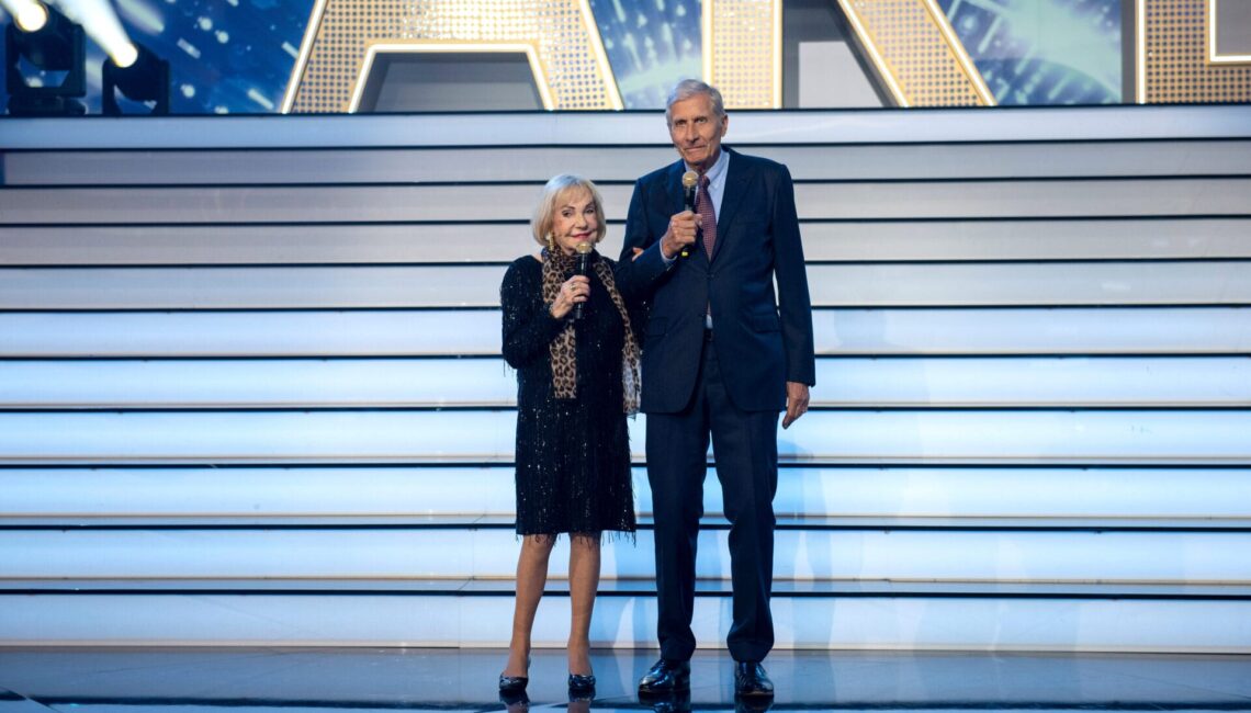 ARD/NDR 75 JAHRE ARD - DIE GROSSE JUBILÄUMSSHOW, am Samstag (05.04.25) um 20:15 Uhr im ERSTEN.
Dagmar Berghoff und Ulrich Wickert
© NDR/Thorsten Jander, honorarfrei - Verwendung gemäß der AGB im engen inhaltlichen, redaktionellen Zusammenhang mit genannter NDR-Sendung und bei Nennung "Bild: NDR/Thorsten Jander" (S2). NDR Presse und Information/Fotoredaktion, Tel: 040/4156-2333 oder -2305, pressefoto@ndr.de