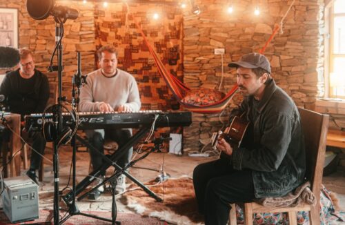 Musiker Max Giesinger zusammen mit seinem Team im Studio