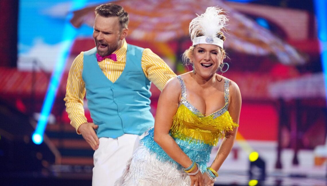 Jeanette Biedermann und Vadim Garbuzov tanzen Charleston.

+++ Die Verwendung des sendungsbezogenen Materials ist nur mit dem Hinweis und Verlinkung auf RTL+ gestattet. +++