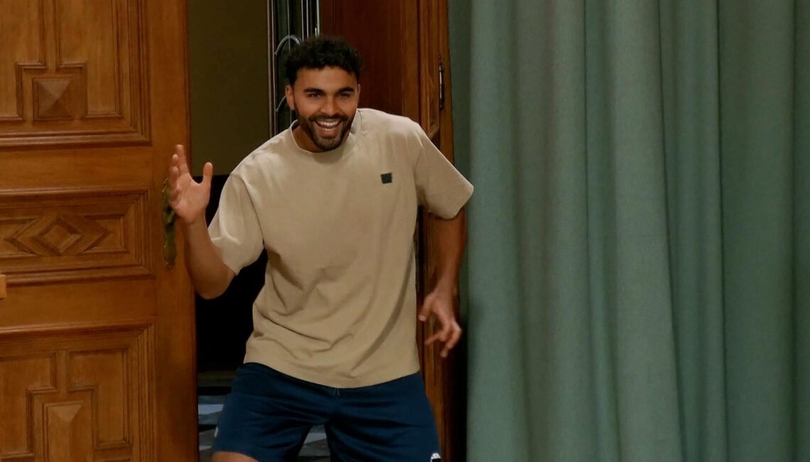 Younes Zarou freut sich die Nacht überlebt zu haben.

+++ Die Verwendung des sendungsbezogenen Materials ist nur mit dem Hinweis und Verlinkung auf RTL+ gestattet. +++