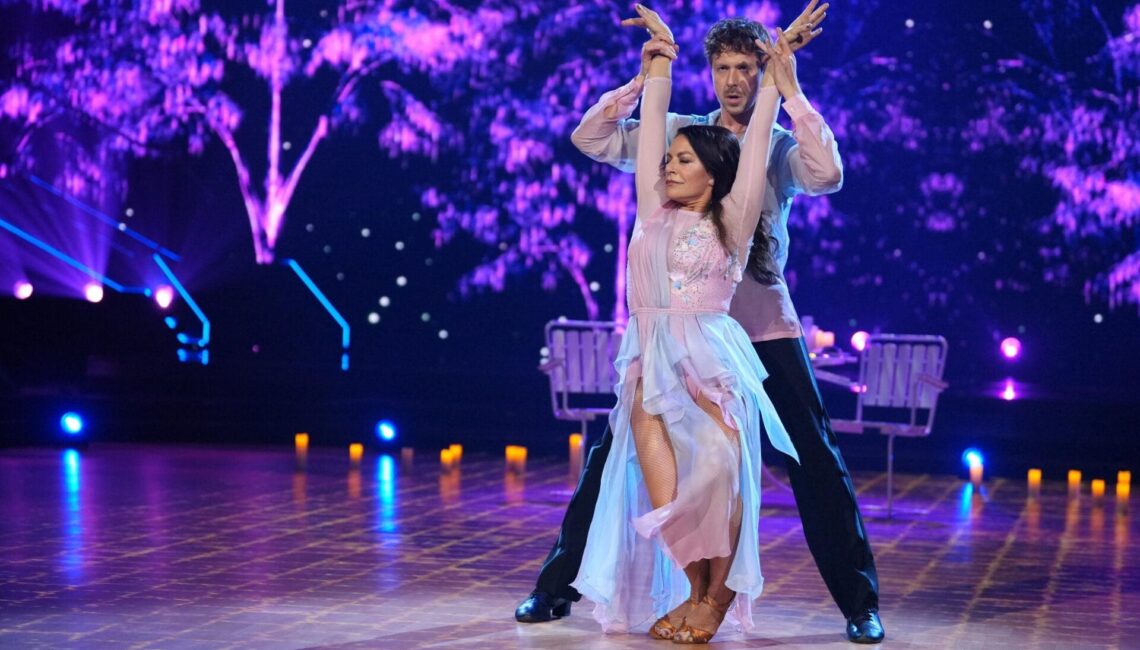 Christine Neubauer und Valentin Lusin tanzen Rumba.

+++ Die Verwendung des sendungsbezogenen Materials ist nur mit dem Hinweis und Verlinkung auf RTL+ gestattet. +++