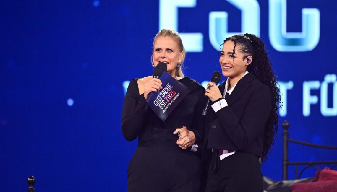 Barbara Schöneberger (l.) und Cloudy June

+++ Die Verwendung des sendungsbezogenen Materials ist nur mit dem Hinweis und Verlinkung auf RTL+ gestattet. +++