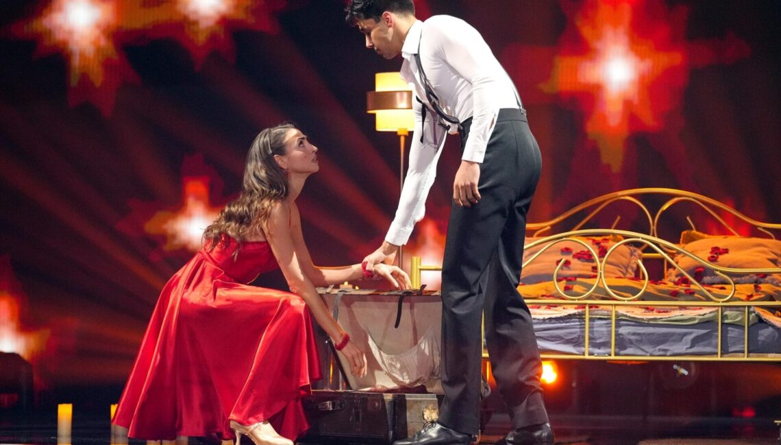 Diego Pooth und Ekaterina Leonova tanzen Wiener Walzer.

+++ Die Verwendung des sendungsbezogenen Materials ist nur mit dem Hinweis und Verlinkung auf RTL+ gestattet. +++