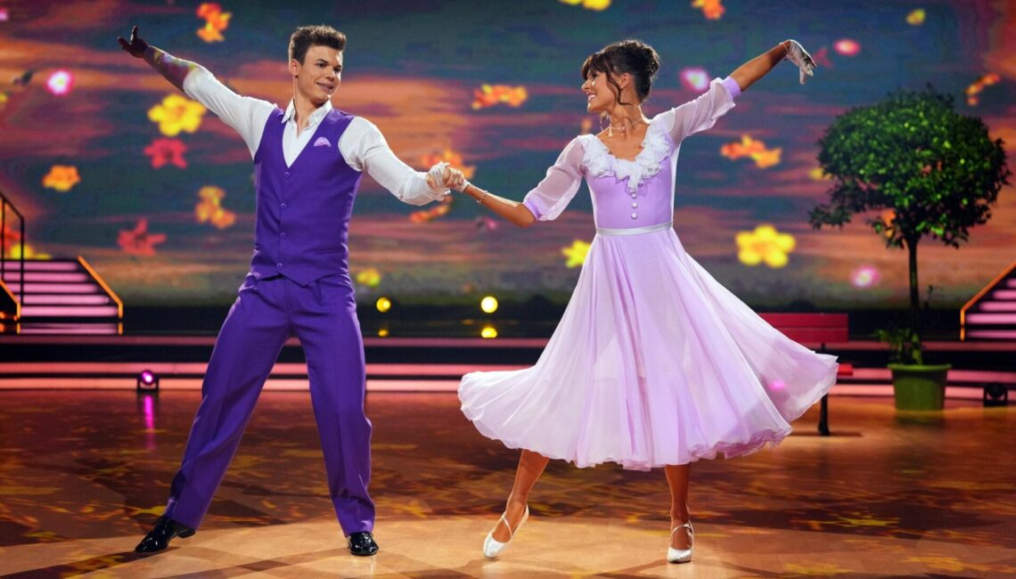 Taliso Engel und Patricija Ionel tanzen Slowfox.

+++ Die Verwendung des sendungsbezogenen Materials ist nur mit dem Hinweis und Verlinkung auf RTL+ gestattet. +++