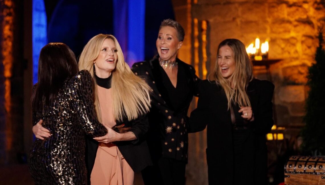 V.l.: Motsi Mabuse, Mirja du Mont, Sonja Zietlow und Charlotte Würdig feiern den Sieg

+++ Die Verwendung des sendungsbezogenen Materials ist nur mit dem Hinweis und Verlinkung auf RTL+ gestattet. +++