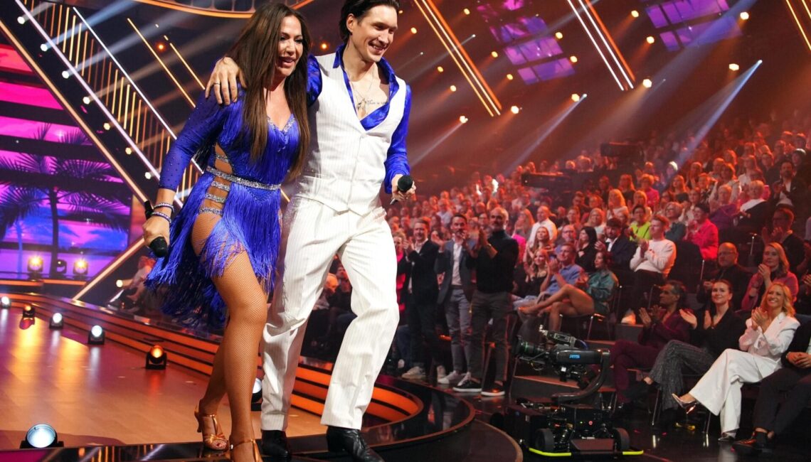 Simone Thomalla und Evgeny Vinokurov tanzen Cha Cha Cha.

+++ Die Verwendung des sendungsbezogenen Materials ist nur mit dem Hinweis und Verlinkung auf RTL+ gestattet. +++