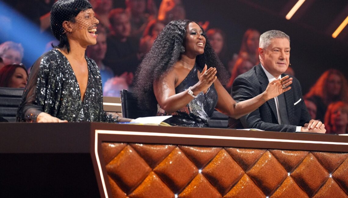 Die Jury mit Jorge González (l.), Motsi Mabuse und Joachim Llambi.

+++ Die Verwendung des sendungsbezogenen Materials ist nur mit dem Hinweis und Verlinkung auf RTL+ gestattet. +++