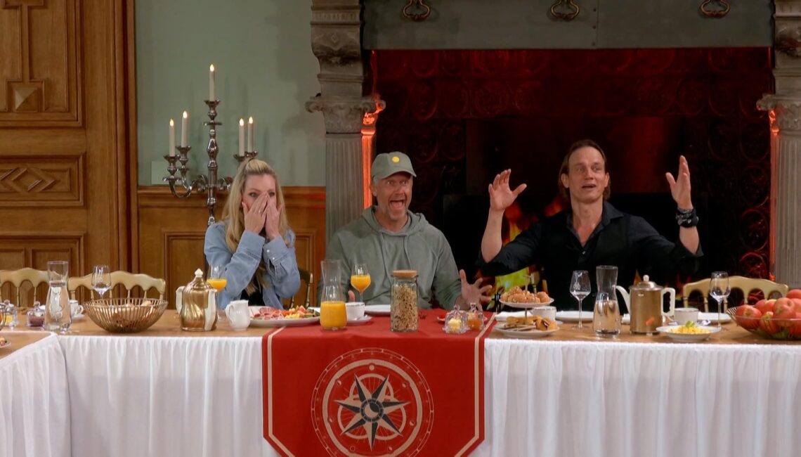 V.l.: Mirja du Mont, Wayne Carpendale und Ralf Bauer am Frühstückstisch

+++ Die Verwendung des sendungsbezogenen Materials ist nur mit dem Hinweis und Verlinkung auf RTL+ gestattet. +++