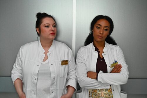 Vanessa (Julia Augustin, l.) eröffnet Imani (Féréba Koné), sich ein eigenes Bild über Johannes machen zu wollen. 

+++ Die Verwendung des sendungsbezogenen Materials ist nur mit dem Hinweis und Verlinkung auf RTL+ gestattet. +++