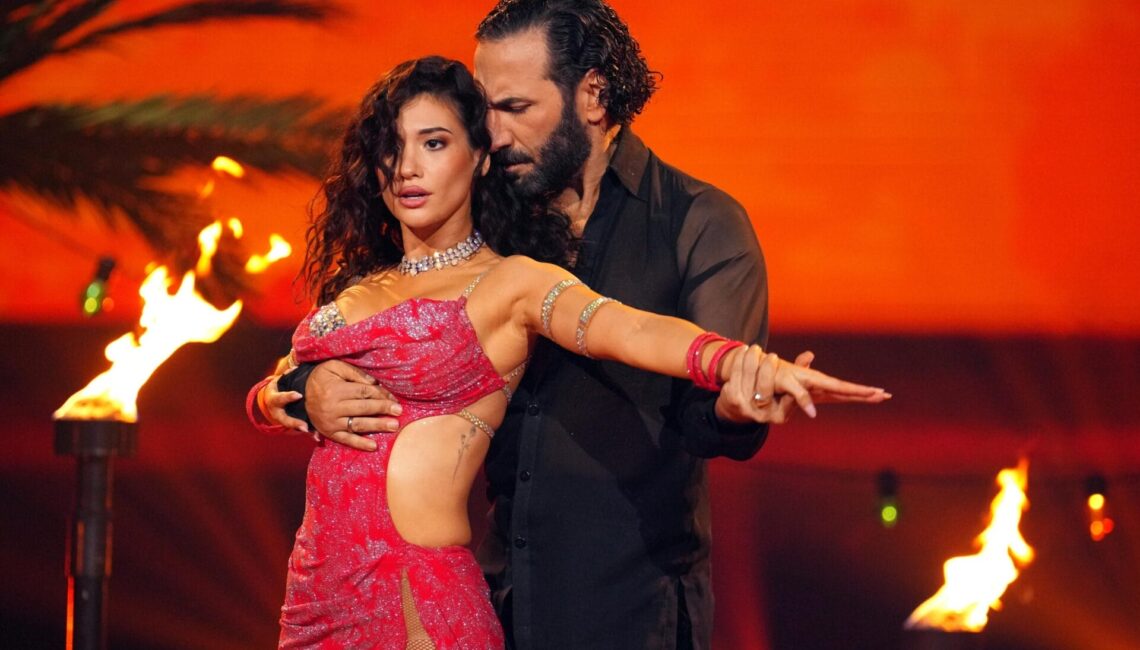 Paola Maria und Massimo Sinató tanzen Rumba.

+++ Die Verwendung des sendungsbezogenen Materials ist nur mit dem Hinweis und Verlinkung auf RTL+ gestattet. +++
