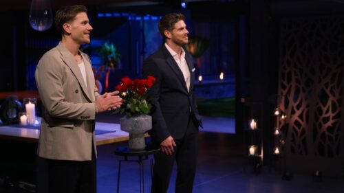 Felix und Martin stehen vor den Girls in der Nacht der Rosen

+++ Die Verwendung des sendungsbezogenen Materials ist nur mit dem Hinweis und Verlinkung auf RTL+ gestattet. +++