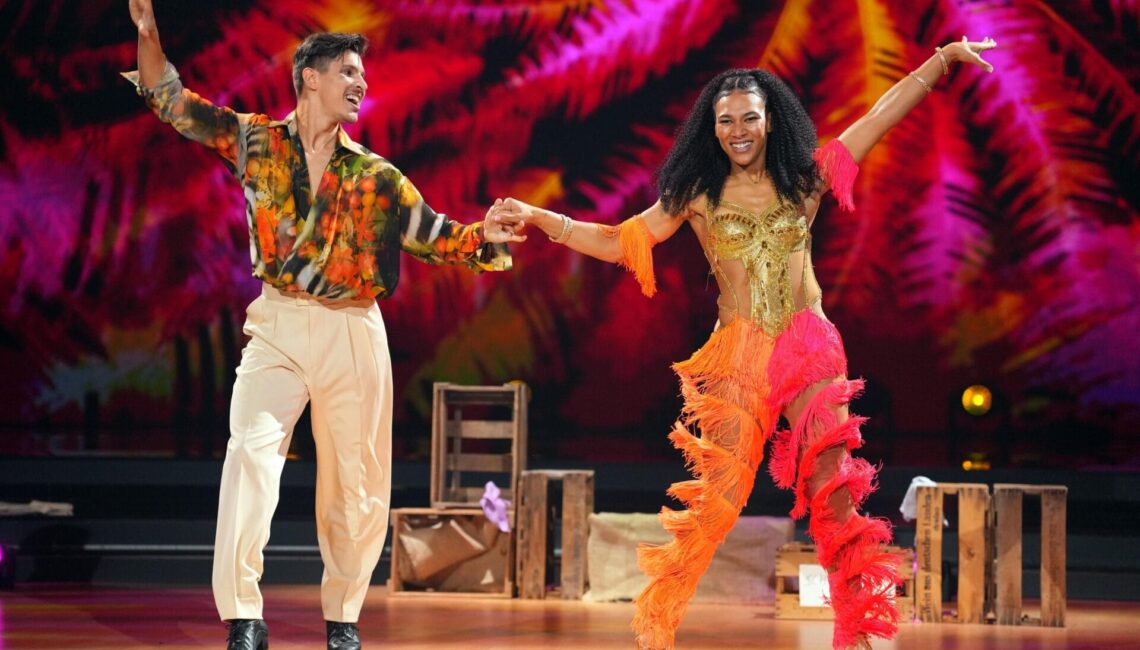 Marie Mouroum und Alexandru Ionel tanzen Samba.

+++ Die Verwendung des sendungsbezogenen Materials ist nur mit dem Hinweis und Verlinkung auf RTL+ gestattet. +++