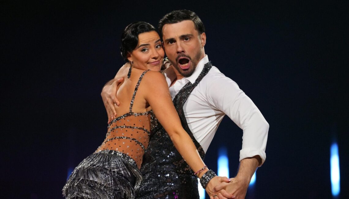 Leyla Lahouar und Sergiu Maruster tanzen Charleston.

+++ Die Verwendung des sendungsbezogenen Materials ist nur mit dem Hinweis und Verlinkung auf RTL+ gestattet. +++