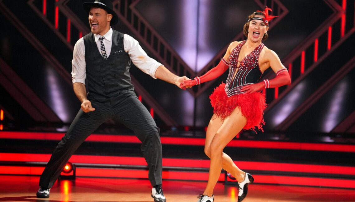 Marc Eggers und Renata Lusin tanzen Charleston.

+++ Die Verwendung des sendungsbezogenen Materials ist nur mit dem Hinweis und Verlinkung auf RTL+ gestattet. +++