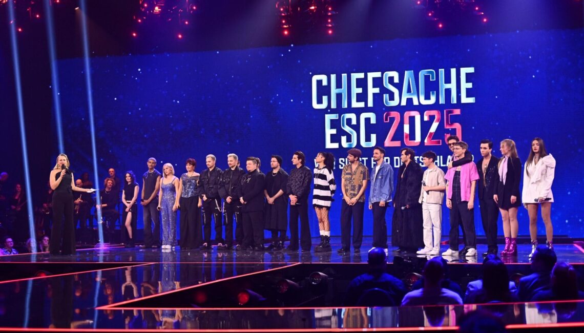 Alle 12 Acts auf der Bühne mit Moderatorin Barbara Schöneberger (l.).

+++ Die Verwendung des sendungsbezogenen Materials ist nur mit dem Hinweis und Verlinkung auf RTL+ gestattet. +++