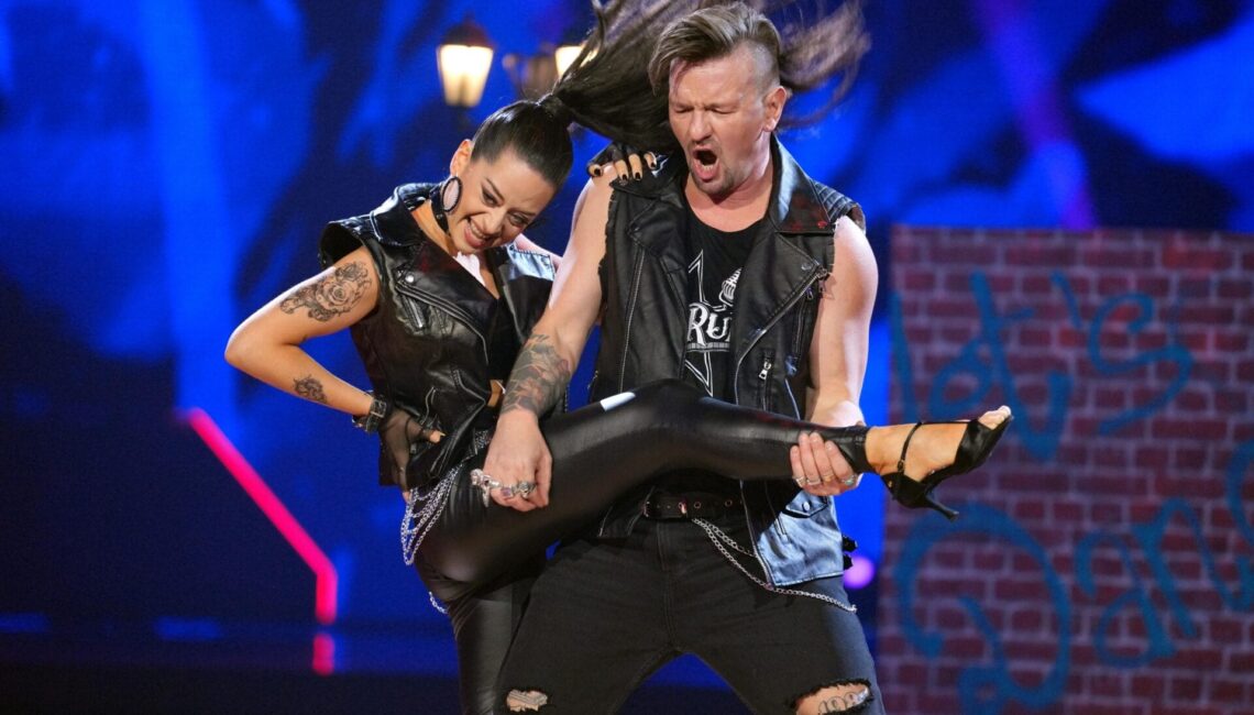 Ben Zucker und Malika Dzumaev tanzen Jive.

+++ Die Verwendung des sendungsbezogenen Materials ist nur mit dem Hinweis und Verlinkung auf RTL+ gestattet. +++