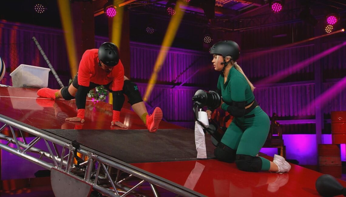 Viki und Sebi beim Spiel mit der Wippe

+++ Die Verwendung des sendungsbezogenen Materials ist nur mit dem Hinweis und Verlinkung auf RTL+ gestattet. +++