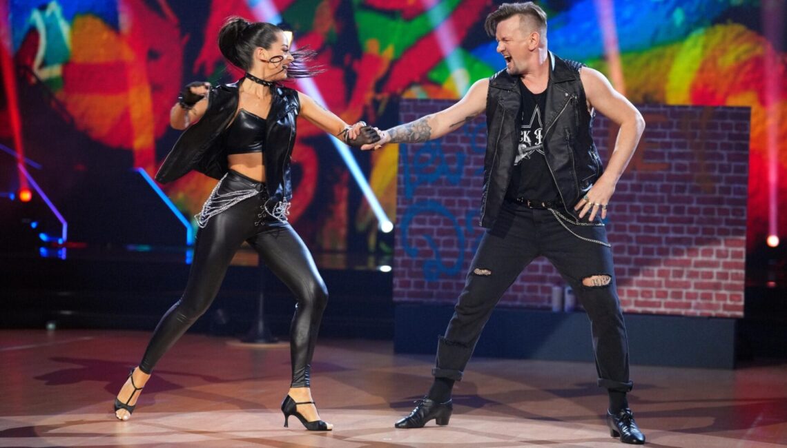 Ben Zucker und Malika Dzumaev tanzen Jive.

+++ Die Verwendung des sendungsbezogenen Materials ist nur mit dem Hinweis und Verlinkung auf RTL+ gestattet. +++