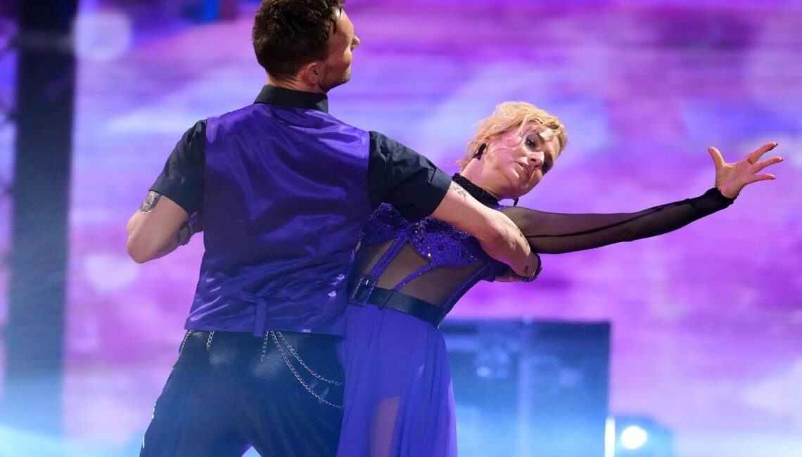 Jeanette Biedermann und Vadim Garbuzov tanzen Langsamer Walzer.

+++ Die Verwendung des sendungsbezogenen Materials ist nur mit dem Hinweis und Verlinkung auf RTL+ gestattet. +++