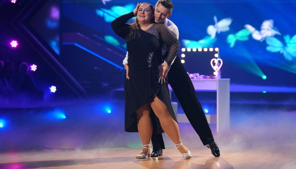 selfiesandra und Zsolt Sándor Cseke tanzen Rumba.

+++ Die Verwendung des sendungsbezogenen Materials ist nur mit dem Hinweis und Verlinkung auf RTL+ gestattet. +++