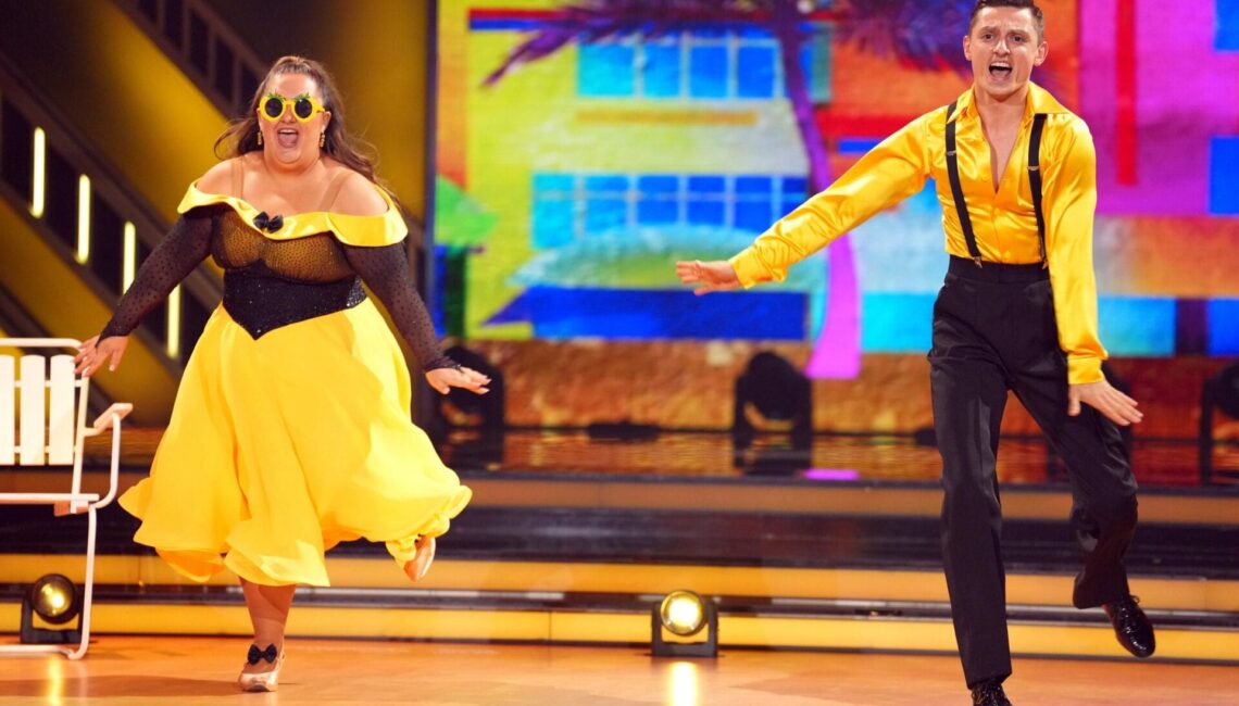 selfiesandra und Zsolt Sándor Cseke tanzen Quickstep.

+++ Die Verwendung des sendungsbezogenen Materials ist nur mit dem Hinweis und Verlinkung auf RTL+ gestattet. +++