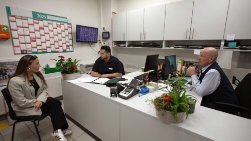 Alessia Herren beim Vorstellungsgespräch mit Udo (re.) und Metin