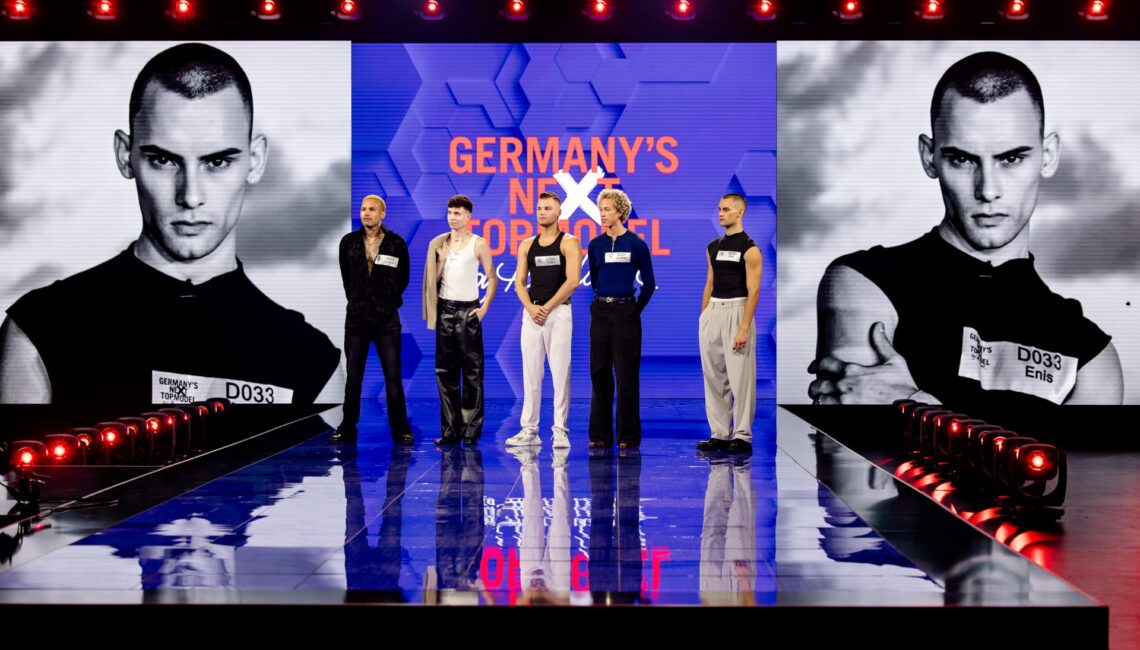 Titel: Germany's Next Topmodel - by Heidi Klum;
Staffel: 20;
Folge: 2;
Person: Jona; Emilio; Silas; Jonathan; Enis;
Copyright: ProSieben/Nadine Rupp;
Fotograf: Nadine Rupp;
Dateiname: 3088870.jpg;
Rechtehinweis: Dieses Bild darf honorarfrei für redaktionelle Zwecke und nur im Rahmen der Programmankündigung verwendet werden. Andere Veröffentlichungen sind nur nach Rücksprache und ausdrücklicher Genehmigung der Seven.One Entertainment Group GmbH möglich. Nicht für EPG! Verwendung nur mit vollständigem Copyrightvermerk. Das Foto darf nicht verändert, bearbeitet und nur im Ganzen verwendet werden. Nicht für Cover! Es darf nicht archiviert werden. Es darf nicht an Dritte weitergeleitet werden. Aneinanderreihung/Zusammenlegung/Kopplung von Bildern zum Zweck der Erstellung von Slide-Shows o.ä. nicht gestattet; Verbindung/Einfügen/Anfügen von Werbung nicht gestattet. Das Bild kann KI generierte Elemente enthalten. 

Bei Fragen: foto@seven.one Voraussetzung für die Verwendung dieser Programmdaten ist die Zustimmung zu den Allgemeinen Geschäftsbedingungen der Presselounges der Sender der Seven.One Entertainment Group GmbH.