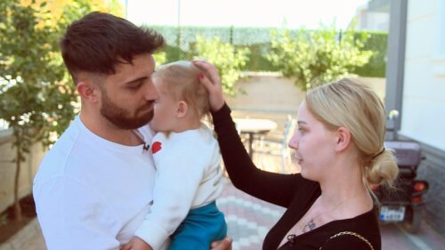 Die Wollnys reisen von der Türkei zurück nach Ratheim. Servet und Aurelio bleiben zurück, das Visum fehlt. Loredana muss sich erst einmal von ihren Liebsten verabschieden.