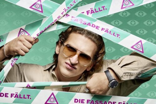 Titel: Promi Big Brother;
Staffel: 10;
Person: Satansbratan;
Copyright: Joyn/Marc Rehbeck;
Fotograf: Marc Rehbeck;
Bildredakteur: Clarissa Schreiner;
Dateiname: 3265975.tif;
Rechtehinweis: Dieses Bild darf honorarfrei für redaktionelle Zwecke und nur im Rahmen der Programmankündigung verwendet werden. Andere Veröffentlichungen sind nur nach Rücksprache und ausdrücklicher Genehmigung der Seven.One Entertainment Group GmbH möglich. Nicht für EPG! Verwendung nur mit vollständigem Copyrightvermerk. Das Foto darf nicht verändert, bearbeitet und nur im Ganzen verwendet werden. Es darf nicht archiviert werden. Es darf nicht an Dritte weitergeleitet werden. Aneinanderreihung/Zusammenlegung/Kopplung von Bildern zum Zweck der Erstellung von Slide-Shows o.ä. nicht gestattet; Verbindung/Einfügen/Anfügen von Werbung nicht gestattet. Das Bild kann KI generierte Elemente enthalten.
Bei Fragen: foto@seven.one
Voraussetzung für die Verwendung dieser Programmdaten ist die Zustimmung zu den Allgemeinen Geschäftsbedingungen der Presselounges der Sender der Seven.One Entertainment Group GmbH.