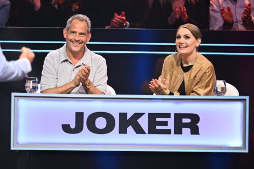 Titel: Das große Allgemeinwissens Quiz;
Staffel: 2;
Folge: 1;
Person: Moritz Bleibtreu; Martina Hill;
Copyright: Joyn/Willi Weber;
Fotograf: Willi Weber;
Bildredakteur: Nadine Vaders;
Dateiname: 3176665.JPG;
Rechtehinweis: Dieses Bild darf honorarfrei für redaktionelle Zwecke und nur im Rahmen der Programmankündigung verwendet werden. Andere Veröffentlichungen sind nur nach Rücksprache und ausdrücklicher Genehmigung der Seven.One Entertainment Group GmbH möglich. Nicht für EPG! Verwendung nur mit vollständigem Copyrightvermerk. Das Foto darf nicht verändert, bearbeitet und nur im Ganzen verwendet werden. Es darf nicht archiviert werden. Es darf nicht an Dritte weitergeleitet werden. Aneinanderreihung/Zusammenlegung/Kopplung von Bildern zum Zweck der Erstellung von Slide-Shows o.ä. nicht gestattet; Verbindung/Einfügen/Anfügen von Werbung nicht gestattet. Das Bild kann KI generierte Elemente enthalten.
Bei Fragen: foto@seven.one
Voraussetzung für die Verwendung dieser Programmdaten ist die Zustimmung zu den Allgemeinen Geschäftsbedingungen der Presselounges der Sender der Seven.One Entertainment Group GmbH.