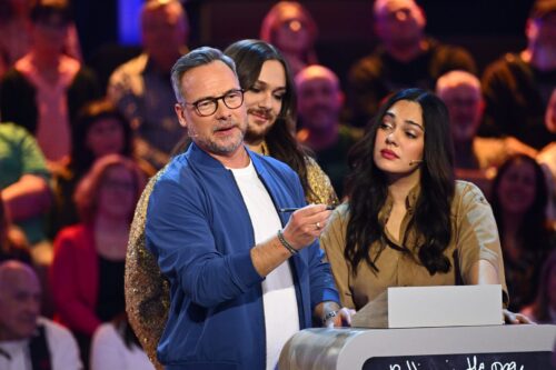 Titel: Hast du Töne;
Staffel: 2;
Folge: 1;
Person: Matthias Opdenhövel; Riccardo Simonetti; Nilam Farooq;
Copyright: Joyn/Willi Weber;
Fotograf: Willi Weber;
Bildredakteur: Nadine Vaders;
Dateiname: 3185704.JPG;
Rechtehinweis: Dieses Bild darf honorarfrei für redaktionelle Zwecke und nur im Rahmen der Programmankündigung verwendet werden. Andere Veröffentlichungen sind nur nach Rücksprache und ausdrücklicher Genehmigung der Seven.One Entertainment Group GmbH möglich. Nicht für EPG! Verwendung nur mit vollständigem Copyrightvermerk. Das Foto darf nicht verändert, bearbeitet und nur im Ganzen verwendet werden. Es darf nicht archiviert werden. Es darf nicht an Dritte weitergeleitet werden. Aneinanderreihung/Zusammenlegung/Kopplung von Bildern zum Zweck der Erstellung von Slide-Shows o.ä. nicht gestattet; Verbindung/Einfügen/Anfügen von Werbung nicht gestattet. Das Bild kann KI generierte Elemente enthalten.
Bei Fragen: foto@seven.one
Voraussetzung für die Verwendung dieser Programmdaten ist die Zustimmung zu den Allgemeinen Geschäftsbedingungen der Presselounges der Sender der Seven.One Entertainment Group GmbH. / Weiterer Text über ots und www.presseportal.de/nr/6708 / Die Verwendung dieses Bildes für redaktionelle Zwecke ist unter Beachtung aller mitgeteilten Nutzungsbedingungen zulässig und dann auch honorarfrei. Veröffentlichung ausschließlich mit Bildrechte-Hinweis.