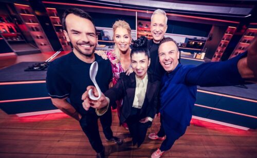Titel: The Taste;
Staffel: 14;
Person: Steffen Henssler; Angelina Kirsch; Elif Oskan; Alexander Herrmann; Tim Raue;
Copyright: Joyn /Benedikt Müller;
Fotograf: Benedikt Müller;
Bildredakteur: Isabella Toennes;
Dateiname: 3192362.jpg;
Rechtehinweis: Dieses Bild darf honorarfrei für redaktionelle Zwecke und nur im Rahmen der Programmankündigung verwendet werden. Andere Veröffentlichungen sind nur nach Rücksprache und ausdrücklicher Genehmigung der Seven.One Entertainment Group GmbH möglich. Nicht für EPG! Verwendung nur mit vollständigem Copyrightvermerk. Das Foto darf nicht verändert, bearbeitet und nur im Ganzen verwendet werden. Es darf nicht archiviert werden. Es darf nicht an Dritte weitergeleitet werden. Aneinanderreihung/Zusammenlegung/Kopplung von Bildern zum Zweck der Erstellung von Slide-Shows o.ä. nicht gestattet; Verbindung/Einfügen/Anfügen von Werbung nicht gestattet. Das Bild kann KI generierte Elemente enthalten.
Bei Fragen: foto@seven.one
Voraussetzung für die Verwendung dieser Programmdaten ist die Zustimmung zu den Allgemeinen Geschäftsbedingungen der Presselounges der Sender der Seven.One Entertainment Group GmbH. / Weiterer Text über ots und www.presseportal.de/nr/6708 / Die Verwendung dieses Bildes für redaktionelle Zwecke ist unter Beachtung aller mitgeteilten Nutzungsbedingungen zulässig und dann auch honorarfrei. Veröffentlichung ausschließlich mit Bildrechte-Hinweis.