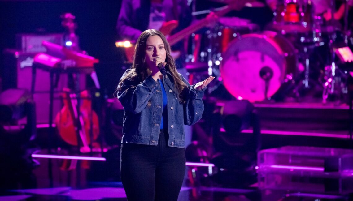 Titel: The Voice Kids;
Staffel: 13;
Person: Emily;
Copyright: Joyn/Claudius Pflug;
Fotograf: Claudius Pflug;
Bildredakteur: Elisa Taupert;
Dateiname: 3108623.jpg;
Rechtehinweis: Dieses Bild darf honorarfrei für redaktionelle Zwecke und nur im Rahmen der Programmankündigung verwendet werden. Andere Veröffentlichungen sind nur nach Rücksprache und ausdrücklicher Genehmigung der Seven.One Entertainment Group GmbH möglich. Nicht für EPG! Verwendung nur mit vollständigem Copyrightvermerk. Das Foto darf nicht verändert, bearbeitet und nur im Ganzen verwendet werden. Es darf nicht archiviert werden. Es darf nicht an Dritte weitergeleitet werden. Aneinanderreihung/Zusammenlegung/Kopplung von Bildern zum Zweck der Erstellung von Slide-Shows o.ä. nicht gestattet; Verbindung/Einfügen/Anfügen von Werbung nicht gestattet. 
Bei Fragen: foto@seven.one
Voraussetzung für die Verwendung dieser Programmdaten ist die Zustimmung zu den Allgemeinen Geschäftsbedingungen der Presselounges der Sender der Seven.One Entertainment Group GmbH.