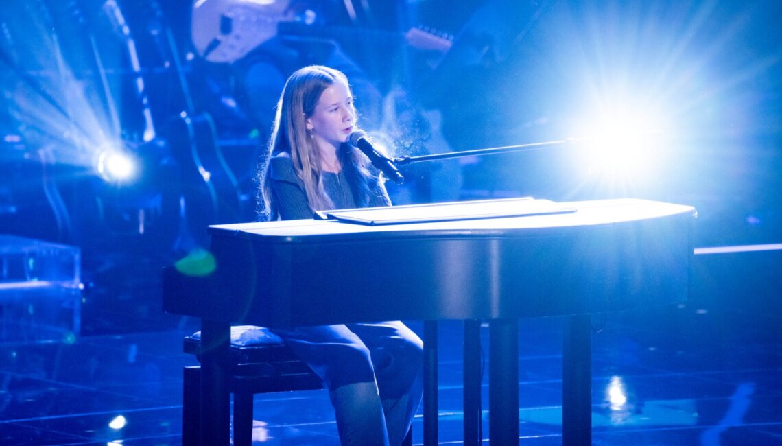 Titel: The Voice Kids;
Staffel: 13;
Person: Malou;
Copyright: Joyn/Claudius Pflug;
Fotograf: Claudius Pflug;
Bildredakteur: Elisa Taupert;
Dateiname: 3108737.jpg;
Rechtehinweis: Dieses Bild darf honorarfrei für redaktionelle Zwecke und nur im Rahmen der Programmankündigung verwendet werden. Andere Veröffentlichungen sind nur nach Rücksprache und ausdrücklicher Genehmigung der Seven.One Entertainment Group GmbH möglich. Nicht für EPG! Verwendung nur mit vollständigem Copyrightvermerk. Das Foto darf nicht verändert, bearbeitet und nur im Ganzen verwendet werden. Es darf nicht archiviert werden. Es darf nicht an Dritte weitergeleitet werden. Aneinanderreihung/Zusammenlegung/Kopplung von Bildern zum Zweck der Erstellung von Slide-Shows o.ä. nicht gestattet; Verbindung/Einfügen/Anfügen von Werbung nicht gestattet. 
Bei Fragen: foto@seven.one
Voraussetzung für die Verwendung dieser Programmdaten ist die Zustimmung zu den Allgemeinen Geschäftsbedingungen der Presselounges der Sender der Seven.One Entertainment Group GmbH.