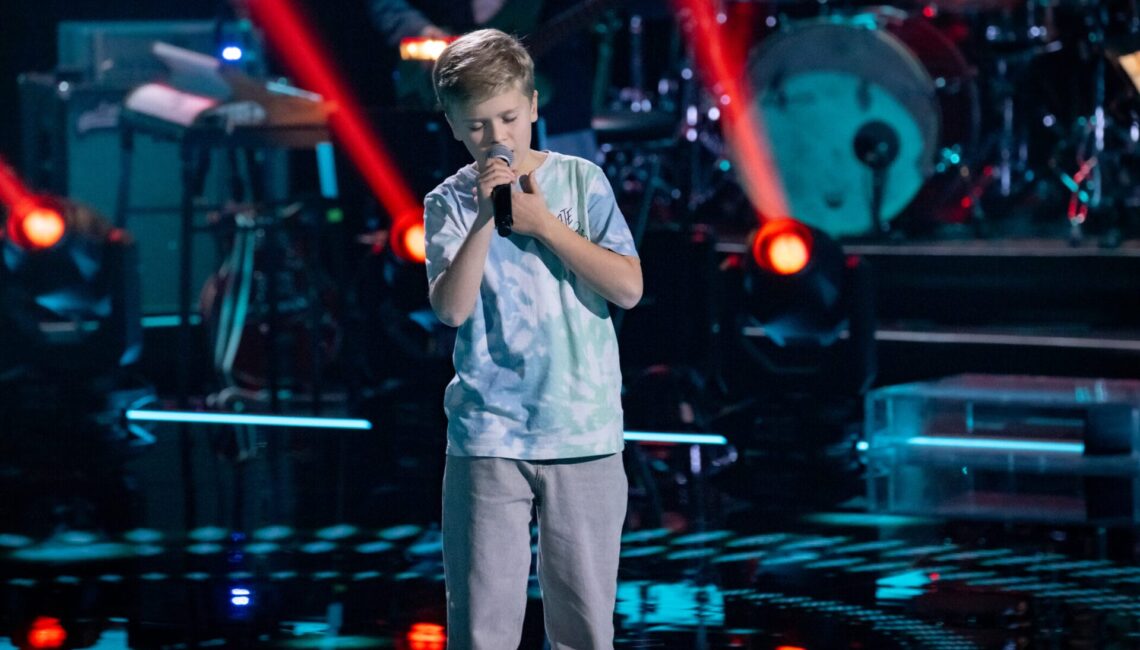Titel: The Voice Kids;
Staffel: 13;
Person: Lennon;
Copyright: Joyn/Claudius Pflug;
Fotograf: Claudius Pflug;
Bildredakteur: Elisa Taupert;
Dateiname: 3118418.jpg;
Rechtehinweis: Dieses Bild darf honorarfrei für redaktionelle Zwecke und nur im Rahmen der Programmankündigung verwendet werden. Andere Veröffentlichungen sind nur nach Rücksprache und ausdrücklicher Genehmigung der Seven.One Entertainment Group GmbH möglich. Nicht für EPG! Verwendung nur mit vollständigem Copyrightvermerk. Das Foto darf nicht verändert, bearbeitet und nur im Ganzen verwendet werden. Es darf nicht archiviert werden. Es darf nicht an Dritte weitergeleitet werden. Aneinanderreihung/Zusammenlegung/Kopplung von Bildern zum Zweck der Erstellung von Slide-Shows o.ä. nicht gestattet; Verbindung/Einfügen/Anfügen von Werbung nicht gestattet. 
Bei Fragen: foto@seven.one
Voraussetzung für die Verwendung dieser Programmdaten ist die Zustimmung zu den Allgemeinen Geschäftsbedingungen der Presselounges der Sender der Seven.One Entertainment Group GmbH.