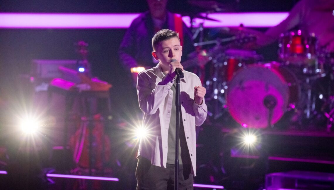 Titel: The Voice Kids;
Staffel: 13;
Person: Josh;
Copyright: Joyn/Claudius Pflug;
Fotograf: Claudius Pflug;
Bildredakteur: Elisa Taupert;
Dateiname: 3118476.jpg;
Rechtehinweis: Dieses Bild darf honorarfrei für redaktionelle Zwecke und nur im Rahmen der Programmankündigung verwendet werden. Andere Veröffentlichungen sind nur nach Rücksprache und ausdrücklicher Genehmigung der Seven.One Entertainment Group GmbH möglich. Nicht für EPG! Verwendung nur mit vollständigem Copyrightvermerk. Das Foto darf nicht verändert, bearbeitet und nur im Ganzen verwendet werden. Es darf nicht archiviert werden. Es darf nicht an Dritte weitergeleitet werden. Aneinanderreihung/Zusammenlegung/Kopplung von Bildern zum Zweck der Erstellung von Slide-Shows o.ä. nicht gestattet; Verbindung/Einfügen/Anfügen von Werbung nicht gestattet. 
Bei Fragen: foto@seven.one
Voraussetzung für die Verwendung dieser Programmdaten ist die Zustimmung zu den Allgemeinen Geschäftsbedingungen der Presselounges der Sender der Seven.One Entertainment Group GmbH.