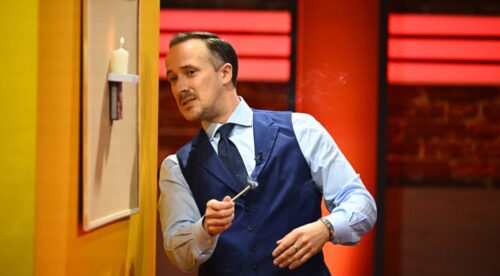 Titel: Deutschlands dümmster Promi;
Staffel: 1;
Folge: 1;
Person: Joe Laschet;
Copyright: Joyn/Willi Weber;
Fotograf: Willi Weber;
Bildredakteur: Nadine Vaders;
Dateiname: 3227002.JPG;
Rechtehinweis: Dieses Bild darf honorarfrei für redaktionelle Zwecke und nur im Rahmen der Programmankündigung verwendet werden. Andere Veröffentlichungen sind nur nach Rücksprache und ausdrücklicher Genehmigung der Seven.One Entertainment Group GmbH möglich. Nicht für EPG! Verwendung nur mit vollständigem Copyrightvermerk. Das Foto darf nicht verändert, bearbeitet und nur im Ganzen verwendet werden. Es darf nicht archiviert werden. Es darf nicht an Dritte weitergeleitet werden. Aneinanderreihung/Zusammenlegung/Kopplung von Bildern zum Zweck der Erstellung von Slide-Shows o.ä. nicht gestattet; Verbindung/Einfügen/Anfügen von Werbung nicht gestattet. Das Bild kann KI generierte Elemente enthalten.
Bei Fragen: foto@seven.one
Voraussetzung für die Verwendung dieser Programmdaten ist die Zustimmung zu den Allgemeinen Geschäftsbedingungen der Presselounges der Sender der Seven.One Entertainment Group GmbH.