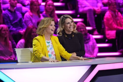 Titel: Wer isses?;
Staffel: 2;
Folge: 1;
Person: Annette Frier; Michelle Hunziker;
Copyright: Joyn/Guido Engels;
Fotograf: Guido Engels;
Bildredakteur: Elisa Taupert;
Dateiname: 3126050.JPG;
Rechtehinweis: Dieses Bild darf honorarfrei für redaktionelle Zwecke und nur im Rahmen der Programmankündigung verwendet werden. Andere Veröffentlichungen sind nur nach Rücksprache und ausdrücklicher Genehmigung der Seven.One Entertainment Group GmbH möglich. Nicht für EPG! Verwendung nur mit vollständigem Copyrightvermerk. Das Foto darf nicht verändert, bearbeitet und nur im Ganzen verwendet werden. Es darf nicht archiviert werden. Es darf nicht an Dritte weitergeleitet werden. Aneinanderreihung/Zusammenlegung/Kopplung von Bildern zum Zweck der Erstellung von Slide-Shows o.ä. nicht gestattet; Verbindung/Einfügen/Anfügen von Werbung nicht gestattet. Das Bild kann KI generierte Elemente enthalten.
Bei Fragen: foto@seven.one
Voraussetzung für die Verwendung dieser Programmdaten ist die Zustimmung zu den Allgemeinen Geschäftsbedingungen der Presselounges der Sender der Seven.One Entertainment Group GmbH.