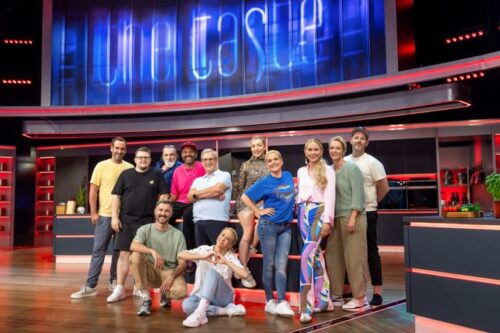 Titel: The Taste - Promis am Löffel;
Staffel: 2;
Person: Elmar Paulke; Paul Schütz; Andreas Hoppe; Simon Pearce; Jan Hofer; Melody Haase; Jeanette Biedermann; Jenny Elvers; Martina Voss-Teckleburg; Ben Blümel; Jochen Schropp; Kathrin Menzinger;
Copyright: Joyn/Benedikt Müller;
Fotograf: Benedikt Müller;
Bildredakteur: Isabella Toennes;
Dateiname: 3201326.jpg;
Rechtehinweis: Dieses Bild darf honorarfrei für redaktionelle Zwecke und nur im Rahmen der Programmankündigung verwendet werden. Andere Veröffentlichungen sind nur nach Rücksprache und ausdrücklicher Genehmigung der Seven.One Entertainment Group GmbH möglich. Nicht für EPG! Verwendung nur mit vollständigem Copyrightvermerk. Das Foto darf nicht verändert, bearbeitet und nur im Ganzen verwendet werden. Es darf nicht archiviert werden. Es darf nicht an Dritte weitergeleitet werden. Aneinanderreihung/Zusammenlegung/Kopplung von Bildern zum Zweck der Erstellung von Slide-Shows o.ä. nicht gestattet; Verbindung/Einfügen/Anfügen von Werbung nicht gestattet. Das Bild kann KI generierte Elemente enthalten.
Bei Fragen: foto@seven.one
Voraussetzung für die Verwendung dieser Programmdaten ist die Zustimmung zu den Allgemeinen Geschäftsbedingungen der Presselounges der Sender der Seven.One Entertainment Group GmbH.