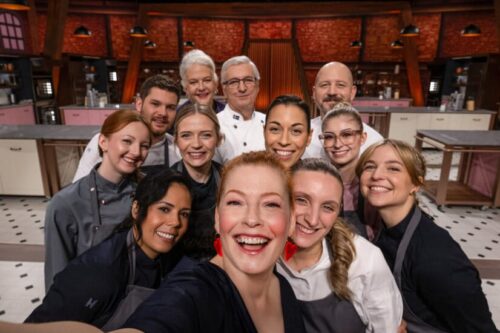 Titel: Das grosse Backen - Die Profis;
Staffel: 6;
Person: Jennifer; Valentina; Rowena; Benjamin; Bettina Schliephake-Burchardt; Günther Koerffer; Enie van de Meiklokjes; Christian Hümbs; Theresa; Joana; Larissa; Caro;
Copyright: Joyn/Claudius Pflug;
Fotograf: Claudius Pflug;
Bildredakteur: Elisa Taupert;
Dateiname: 3179640.jpg;
Rechtehinweis: Dieses Bild darf honorarfrei für redaktionelle Zwecke und nur im Rahmen der Programmankündigung verwendet werden. Andere Veröffentlichungen sind nur nach Rücksprache und ausdrücklicher Genehmigung der Seven.One Entertainment Group GmbH möglich. Nicht für EPG! Verwendung nur mit vollständigem Copyrightvermerk. Das Foto darf nicht verändert, bearbeitet und nur im Ganzen verwendet werden. Es darf nicht archiviert werden. Es darf nicht an Dritte weitergeleitet werden. Aneinanderreihung/Zusammenlegung/Kopplung von Bildern zum Zweck der Erstellung von Slide-Shows o.ä. nicht gestattet; Verbindung/Einfügen/Anfügen von Werbung nicht gestattet. Das Bild kann KI generierte Elemente enthalten.
Bei Fragen: foto@seven.one
Voraussetzung für die Verwendung dieser Programmdaten ist die Zustimmung zu den Allgemeinen Geschäftsbedingungen der Presselounges der Sender der Seven.One Entertainment Group GmbH.