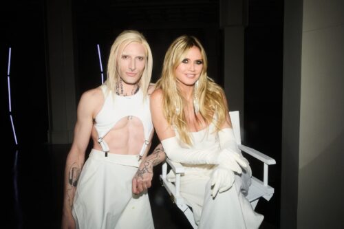Titel: Germany's Next Topmodel - by Heidi Klum;
Staffel: 20;
Folge: 22;
Person: Yannik Zamboni; Heidi Klum;
Copyright: ProSieben/Max Montgomery;
Fotograf: Max Montgomery;
Dateiname: 3178659.jpg;
Rechtehinweis: Dieses Bild darf honorarfrei für redaktionelle Zwecke und nur im Rahmen der Programmankündigung verwendet werden. Andere Veröffentlichungen sind nur nach Rücksprache und ausdrücklicher Genehmigung der Seven.One Entertainment Group GmbH möglich. Nicht für EPG! Verwendung nur mit vollständigem Copyrightvermerk. Das Foto darf nicht verändert, bearbeitet und nur im Ganzen verwendet werden. Nicht für Cover! Es darf nicht archiviert werden. Es darf nicht an Dritte weitergeleitet werden. Aneinanderreihung/Zusammenlegung/Kopplung von Bildern zum Zweck der Erstellung von Slide-Shows o.ä. nicht gestattet; Verbindung/Einfügen/Anfügen von Werbung nicht gestattet. Das Bild kann KI generierte Elemente enthalten. 

Bei Fragen: foto@seven.one Voraussetzung für die Verwendung dieser Programmdaten ist die Zustimmung zu den Allgemeinen Geschäftsbedingungen der Presselounges der Sender der Seven.One Entertainment Group GmbH.